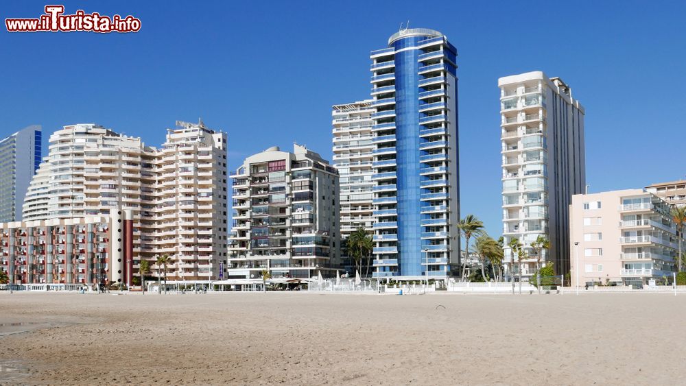 Immagine Edilizia residenziale per turisti sulla spiaggia di Calpe, Costa Blanca, Spagna.