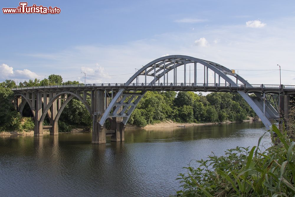 Immagine Edmund Pettus Bridge, il famoso ponte della marcia di Selma (Alabama).