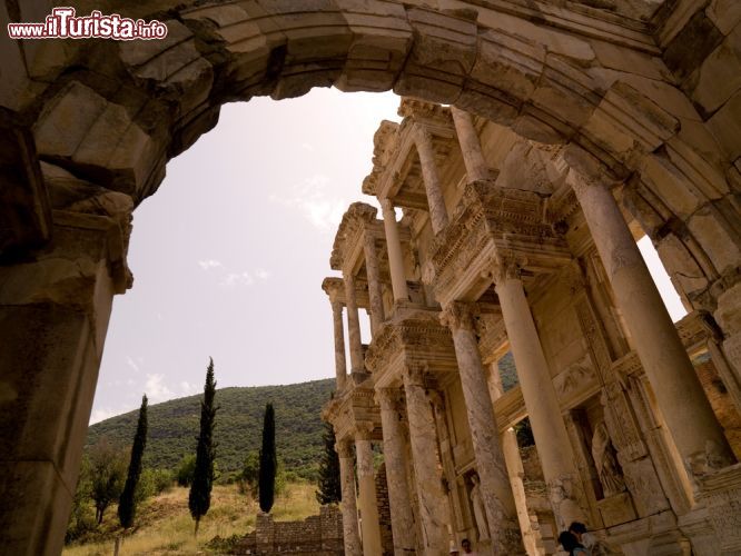 Immagine Efeso nei pressi di Kusadasi, Turchia - Fra le più grandi città ioniche in Anatolia, alla foce del fiume Caistro, Efeso è uno dei più importanti siti archeologici d'Europa. Fra le sue rovine sono particolarmente degne di nota quelle del Teatro, del piccolo tempio dedicato a Adriano e della Biblioteca di Celso © RHIMAGE / Shutterstock.com