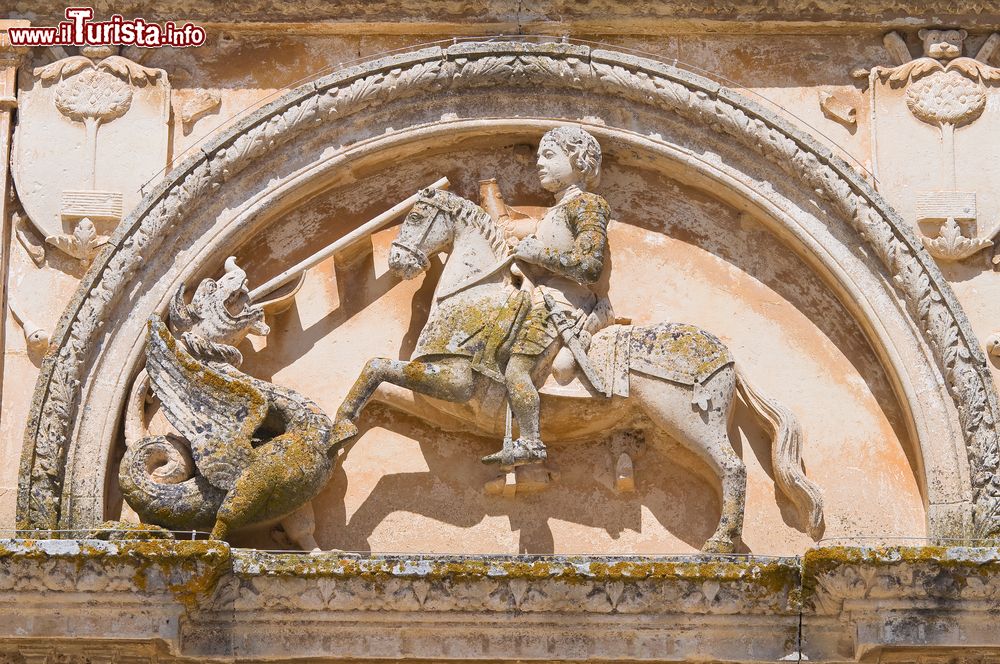 Immagine Effige di  San Giorgio all'esterno dela Chiesa Madre di Melpignano in Puglia