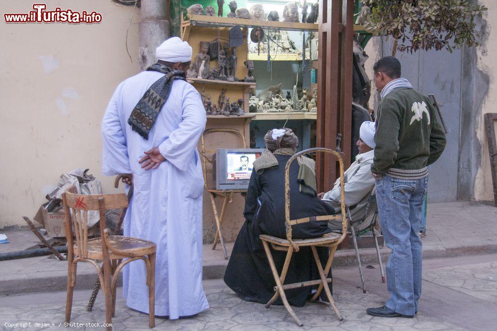 Immagine Persone in strada a Luxor (Egitto) guardano la TV - © dejan_k / Shutterstock.com