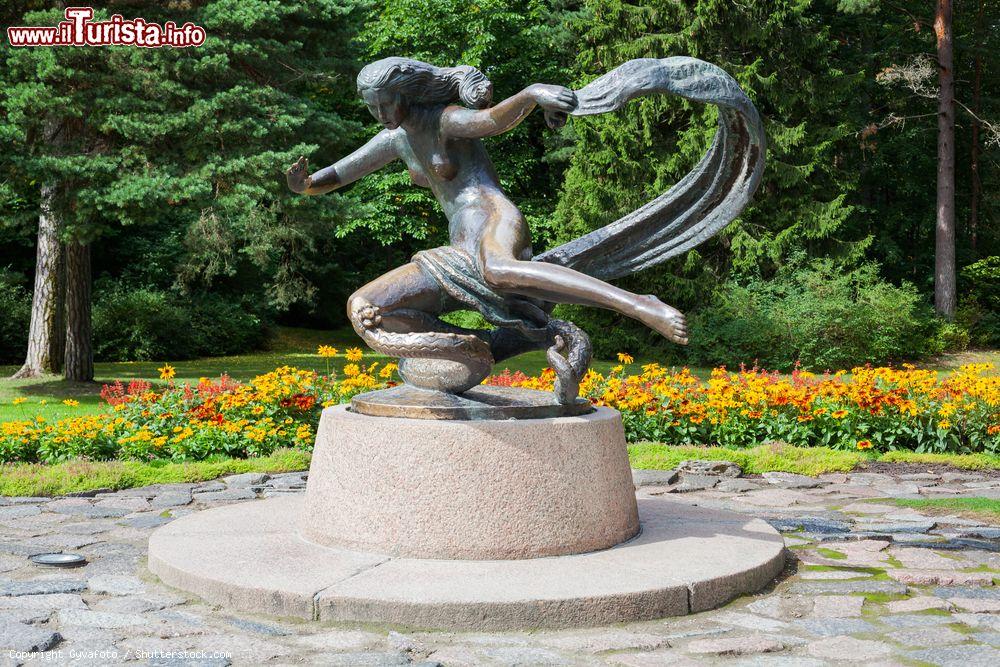 Immagine Egle, scultura di bronzo di Robertas Antinis, nel giardino botanico di Palanga (Lituania): si tratta di una giovane ragazza e di un serpente d'erba - © Gyvafoto / Shutterstock.com