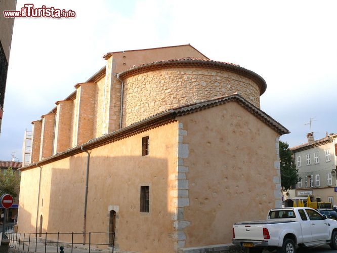 Immagine La chiesa parrocchiale di Saint-Cezaire-sur-Siagne fu costruita fra il 1714 e il 1722 con abside semicircolare: al suo interno si possono ammirare delle belle pale d'altare - © Jacques MOSSOT - CC BY-SA 4.0 - Wikimedia Commons.