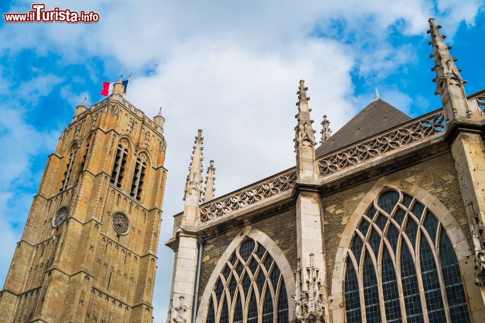 Immagine Dettagli architettonici dell'église Saint-Éloi a Dunkerque, Francia. Il campanile fa parte del Patrimonio dell'Umanità dell'UNESCO.