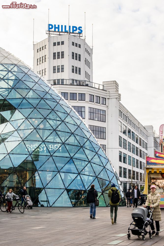 Immagine Eindhoven,Olanda: il Blob in primo piano e la Philips Light Tower sullo sfondo