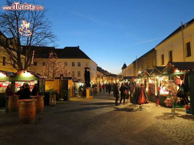 Immagine Eisenstadt la capitale del Burgenland e la sua piazza durante i mercatini di Natale, la manifestazione più importante durante l'Avvento in  Austria