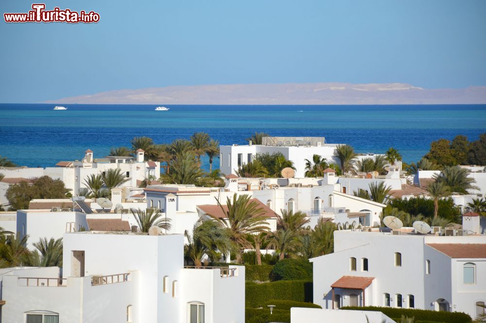 Immagine Veduta sul Mar Rosso presso El Gouna, sulla costa egiziana. Sullo sfondo un'isola desertica al largo della costa.