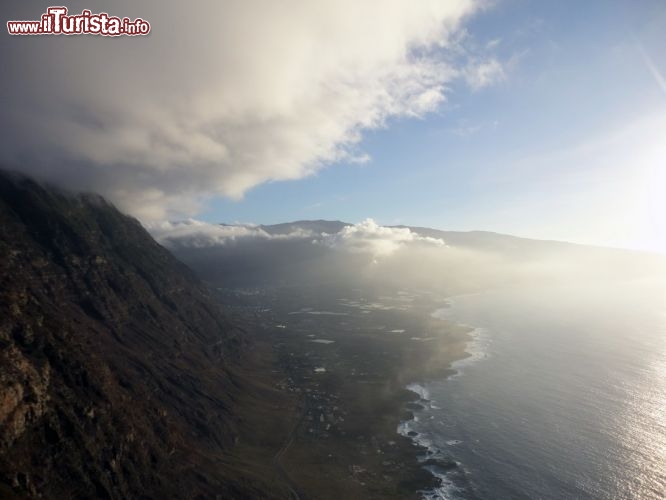 Immagine La vista dal mirador su El Golfo, l'ampia baia della costa nord-occidentale di El Hierro, Canarie.