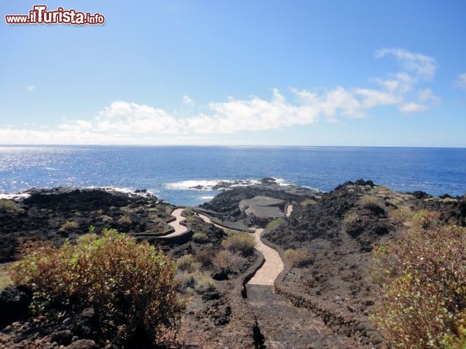 Immagine El Hierro: la magnifica baia rocciosa di El Tacoron, uno dei tratti migliori del litorale meridionale dell'isola per concedersi un bagno.