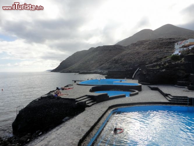 Immagine El Hierro: all'estremità nord-orientale dell'isola, nei pressi dell'aeroporto, tra i migliori accessi al mare c'è La Caleta, un aspro tratto di costa punteggiato da piscine di acqua salata