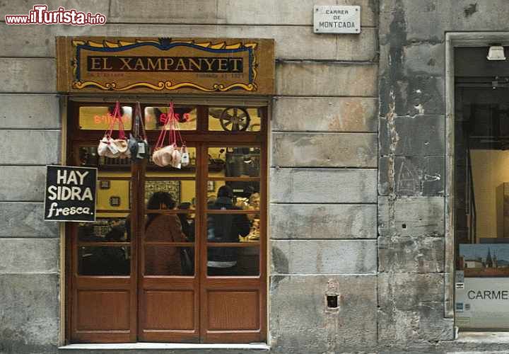 Immagine El Xampanyet, un risorante tipico di Barcellona, Spagna. L'ingresso di questo ristorante si affaccia in Carrer Montcada 22: inaugurato nel 1929 è diventato un vero e proprio punto di riferimento per il quartiere del Born. Qui si possono gustare tapas accompagnate dal vino spumante che da il nome al locale, formaggi, prosciutto iberico, stuzzichini e soprattutto la specialità casalinga, acciughe con salsa.