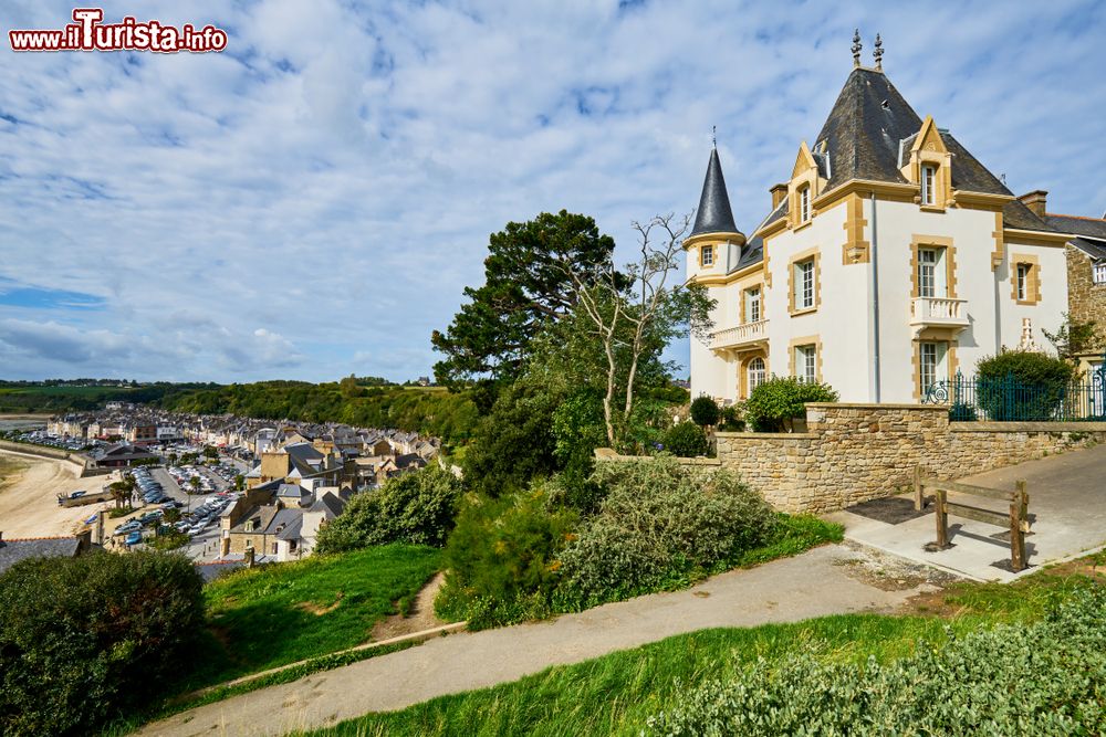 Immagine Un'elegante abitazione nella città di Cancale, Bretagna, con sullo sfondo uno scorcio del borgo che si affaccia sull'Oceano Atlantico (Francia).