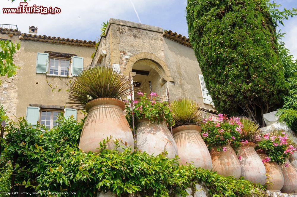 Immagine Un'elegante casa con giardino a Saint-Paul-de-Vence vista dal basso, Francia. Il paese è uno dei più antichi della riviera francese - © Anton_Ivanov / Shutterstock.com