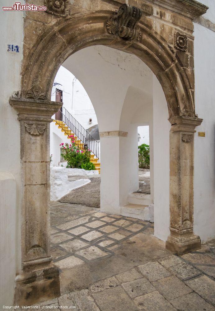 Immagine L'elegante centro storico della città bianca di Martina Franca, provincia di Taranto, Puglia. Un suggestivo arco in una stradina della cittadina - © ValerioMei / Shutterstock.com