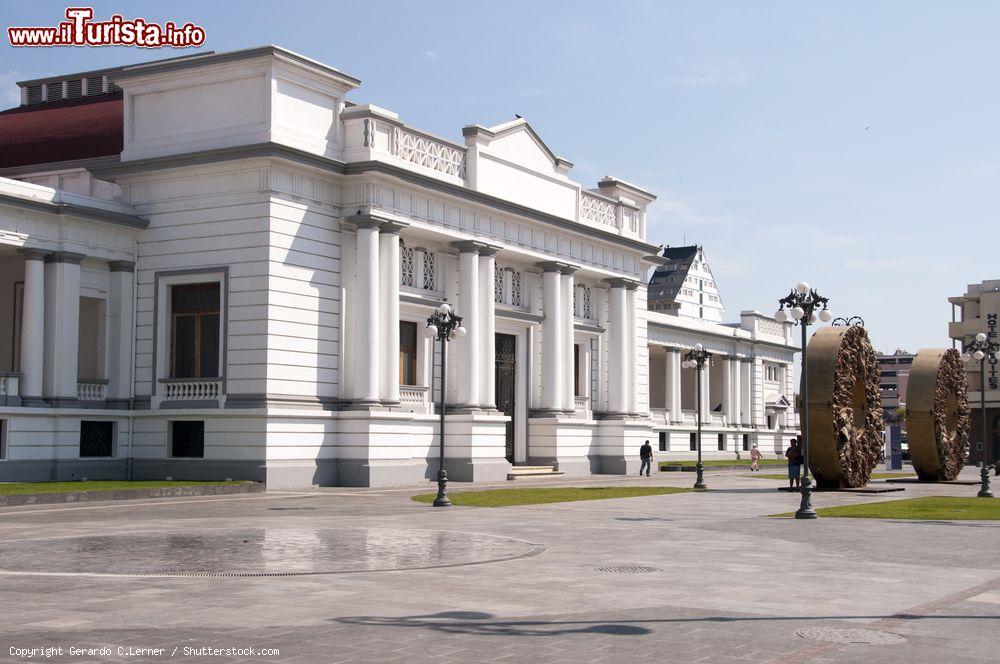 Immagine Un elegante edificio nel centro di Veracruz, Messico, con  sculture di Javier Marin - © Gerardo C.Lerner / Shutterstock.com