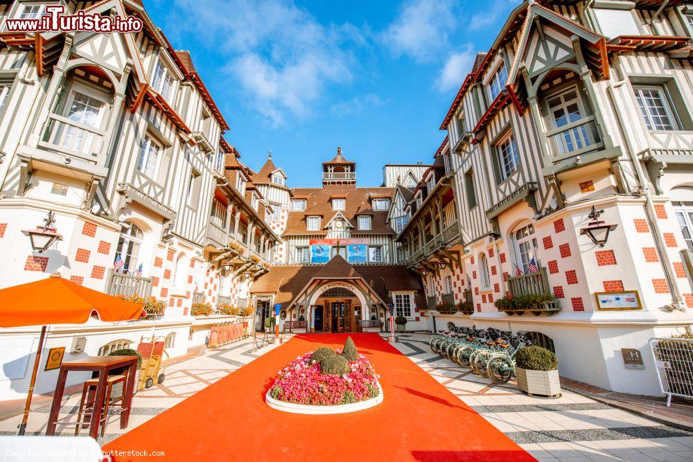 Immagine L'elegante Hotel Barriere Le Normandy a Deauville, Francia. Costruita da Francois Andre nel 1912 in stile anglo-normanno, questa struttura fa parte del Groupe Lucien Barriere - © RossHelen / Shutterstock.com