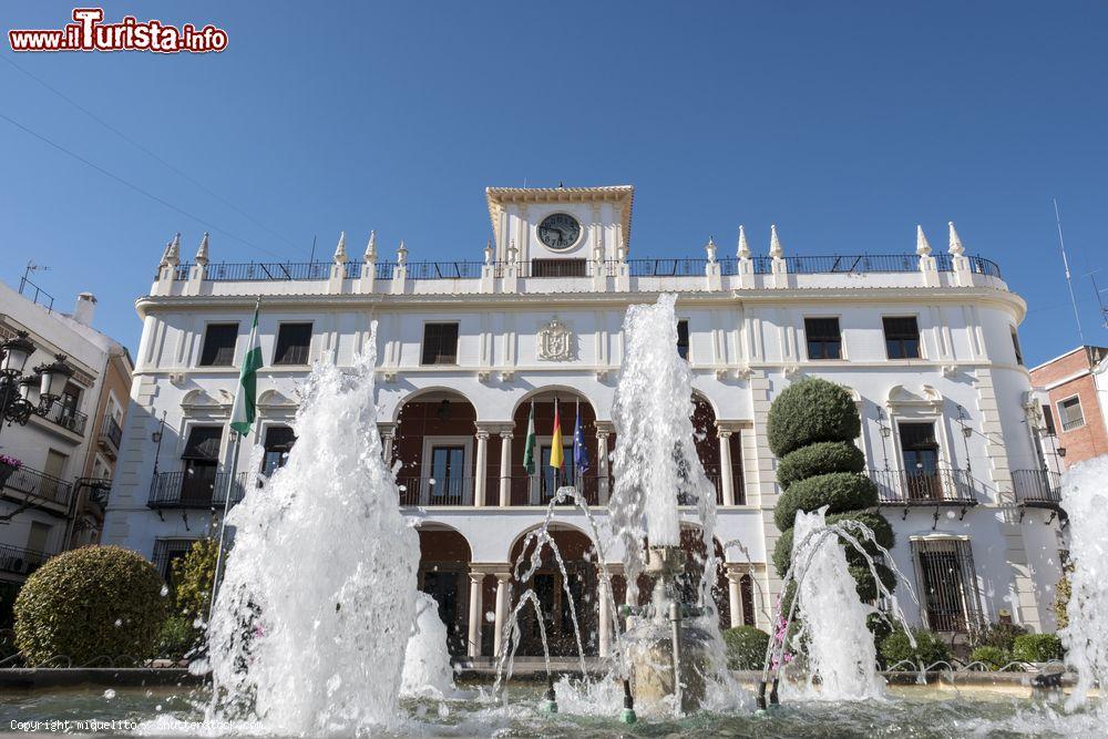 Immagine L'elegante Palazzo Municipale nel centro della città di Priego de Cordoba, Spagna - © miquelito / Shutterstock.com