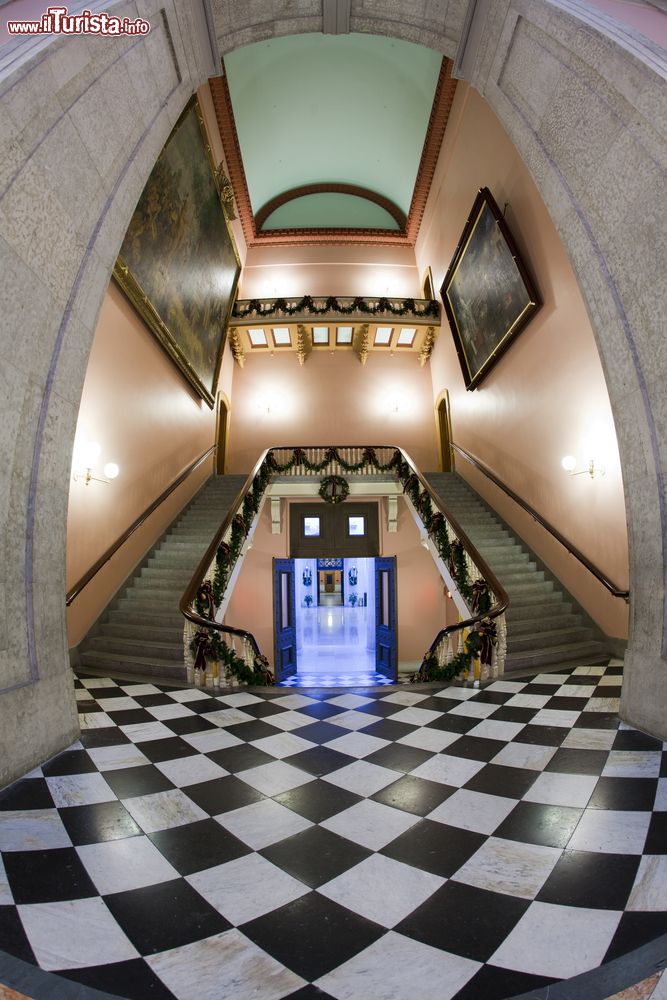 Immagine L'elegante scalinata nell'Ohio Statehouse della città di Columbus, stato dell'Ohio, durante il Natale (USA).