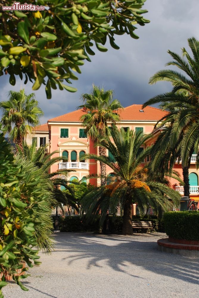 Immagine Elegante villa immersa in un parco nella città di Spotorno, provincia di Savona, Liguria.