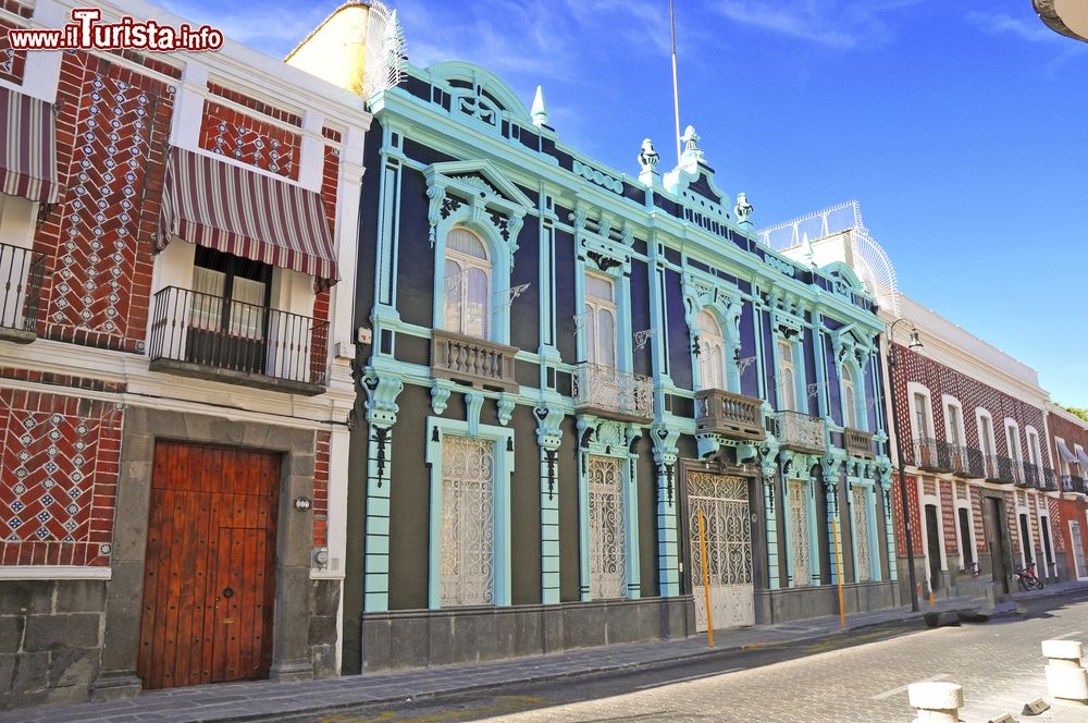 Immagine Eleganti edifici colorati nella città di Puebla, Messico. 