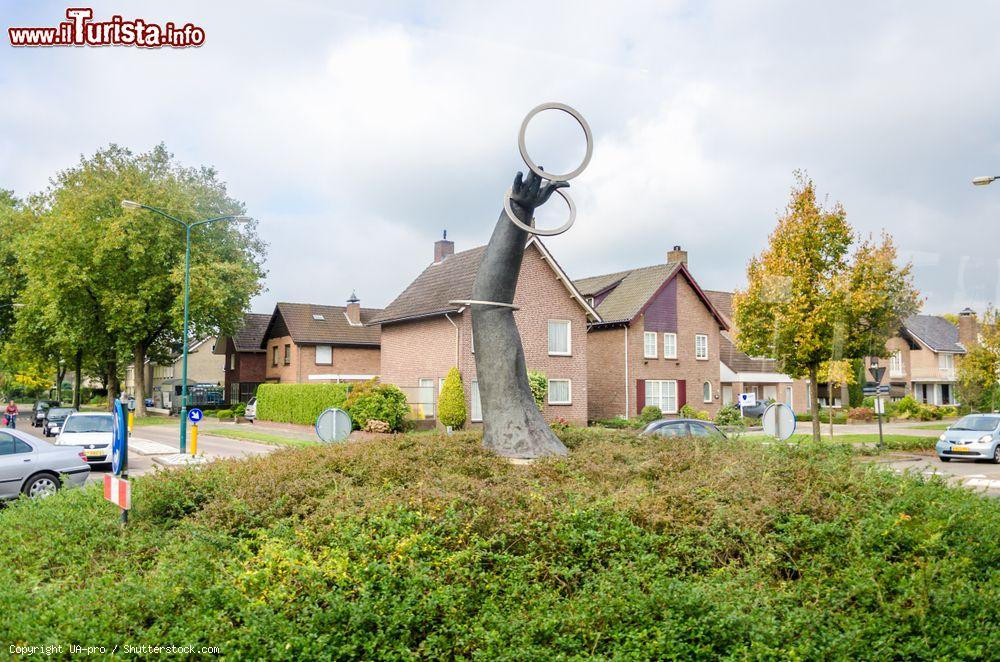 Immagine Eleganti edifici in mattoni a Tilburg, Olanda. In primo piano il monumento storico alla mano a Lage Mierde - © UA-pro / Shutterstock.com