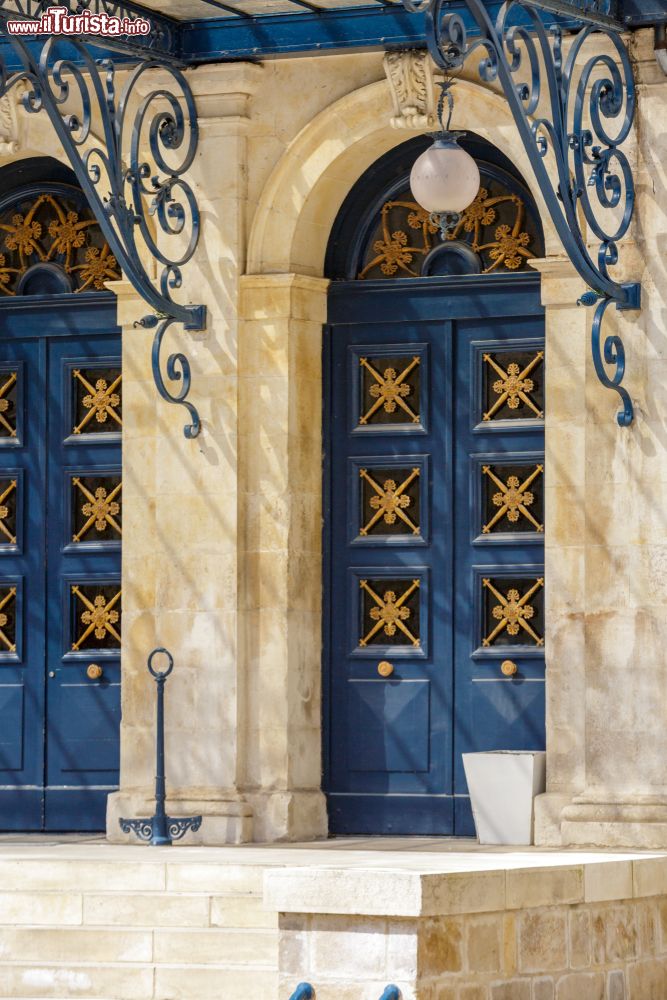 Immagine Eleganti porte d'ingresso color blu con decorazioni in ferro a Niort, Francia.