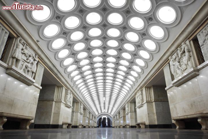 Immagine Soffitto della stazione metro di Elektrozavodskaya a Mosca, Russia - Questa stazione della linea metropolitana di Mosca, il cui nome significa letteralmente "Fabbrica Elettrica", è una delle più spettacolari e conosciute. La sua caratteristica principale è il soffitto quasi completamente coperto da sei serie di lampade circolari a incandescenza. L'interno dell'atrio è decorato con ritratti di personaggi che hanno fatto la storia dell'elettricità e dell'ingegneria elettrica © Pavel L Photo and Video / Shutterstock.com