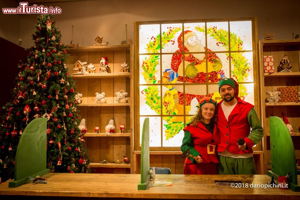 Immagine Gli elfi di Babbo Natale in attesa delle letterine dei piccoli visitatori del villaggio: siamo nella fortezza medievale di Montepulciano che nell'Avvento si trasforma in dimora di Santa Claus.