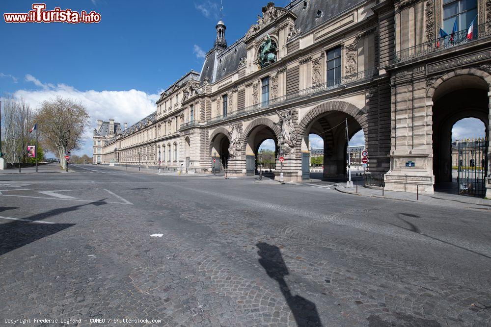 Immagine Emergenza coronavirus: entrata della Place du Carousel du Louvre in una Parigi deserta per la quarantena di Covid-19 - © Frederic Legrand - COMEO / Shutterstock.com