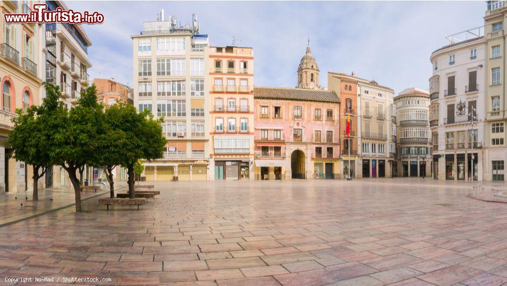 Immagine Emergenza coronavirus in Spagna: la piazza della Costituzione a Malaga completamente vuota per la quarantena Covid-19 in Andalusia - © No-Mad / Shutterstock.com