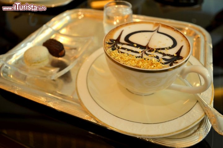 Immagine Emirates Palace Cappuccino: è un “must” del soggiorno ad Abu Dhabi. La caffetteria del lussuoso Emirates Palace, hotel 7 stelle della capitale, propone questo cappuccino servito con scaglie d'oro 24k sulla schiuma.