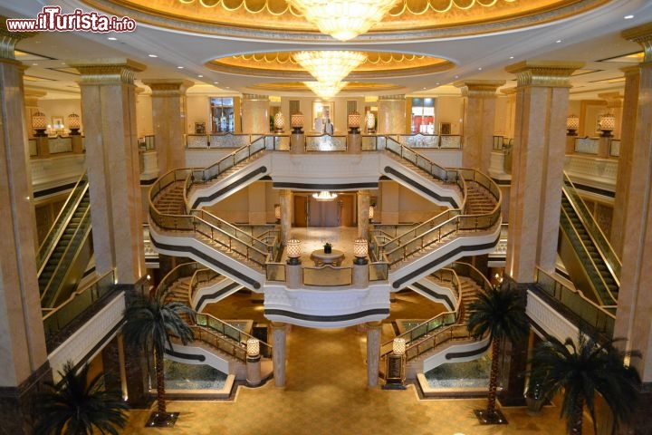 Immagine Emirates Palace, Abu Dhabi: è una struttura come se ne vedono solo nelle fiabe, un hotel 7 stelle con oro alle pareti, lampadari di cristallo, pavimenti di marmo, una spiaggia privata di 1,3 km e un distributore automatico di lingotti d'oro. Nessuna descrizione a parole può rendere l'idea di ciò che è questo edificio.