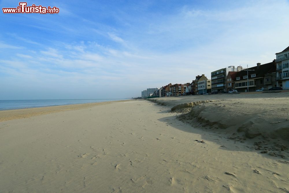 Immagine L'enorme spiaggia di Malo-les-Bains presso Dunkerque (regione Hauts-de-France), Francia.