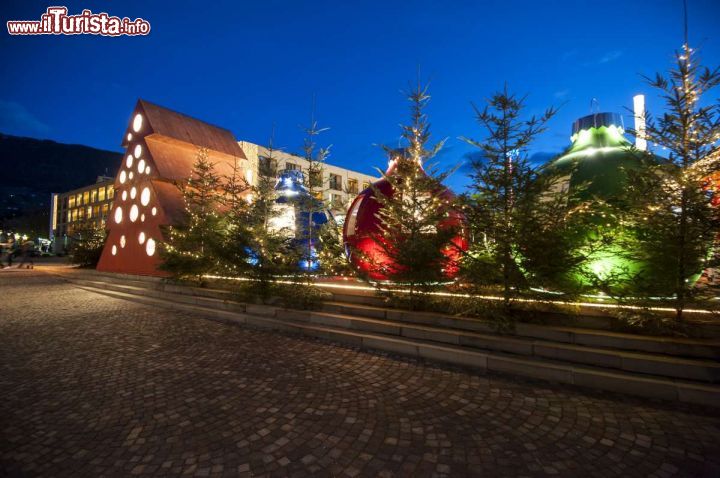 Immagine Delle enormi palle di Natale esposte durante il Mercatino dell'Avvento a Merano, Alto Adige - © AlexFilz