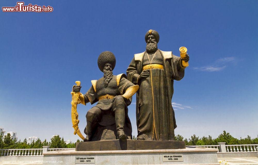 Immagine Enormi statue nell'Indipendence Park di Ashgabat rappresentano poeti e accademici del passato, Turkmenistan - © Darkydoors / Shutterstock.com
