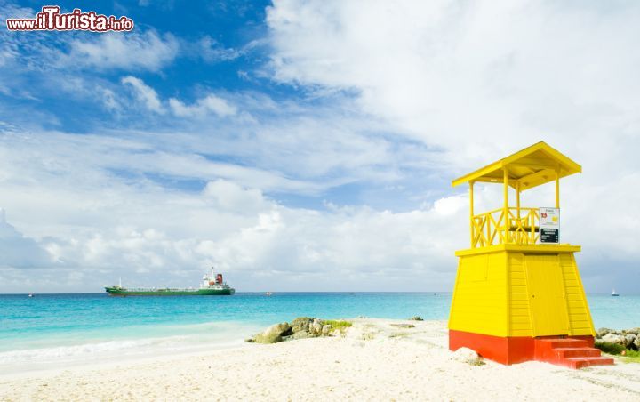 Immagine Una postazione bagnino sulla spiaggia bianca di Enterprese Beach a Barbados. Molti la conoscono con il nome di miami Beach, si trova presso il villaggio di Oistins, nella parte meridionale dell'isola  - © PHB.cz (Richard Semik) / shutterstock.com