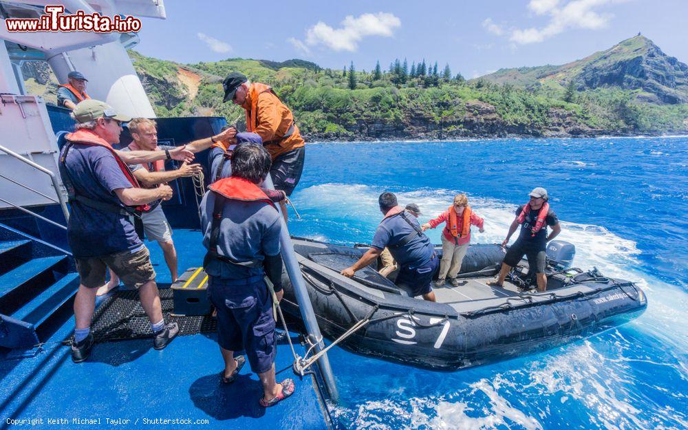 Immagine L'equipaggio della Caledonian Sky assiste i turisti al ritentro della visita sulle isole Pitcairn, Oceania - © Keith Michael Taylor / Shutterstock.com