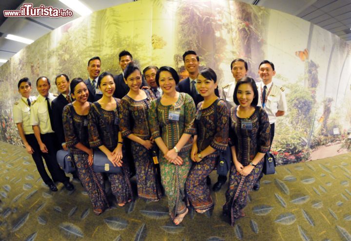 Immagine Equipaggio della Singapore Airlines a Changi Airport. Fondata nel 1972, questa compagnia aerea dispone attualmente di 107 aeromobili fra Airbus e Boeing che collegano la città stato con oltre 60 destinazioni al mondo. Per l'eccellente qualità dei pasti proposti ai viaggiatori, il confort di bordo e la professionalità e gentilezza del personale, Singapore Airlines è una delle migliori compagnie al mondo con ben 5 stelle. In occasione dei festeggiamenti per i 50 anni di indipendenza, questo vettore ha promosso un contest fotografico che ha assegnato la vittoria a due fortunati vincitori (di diversi paesi) ospitandoli a Singapore per un interessante viaggio turistico © Sonja Vietto Ramus