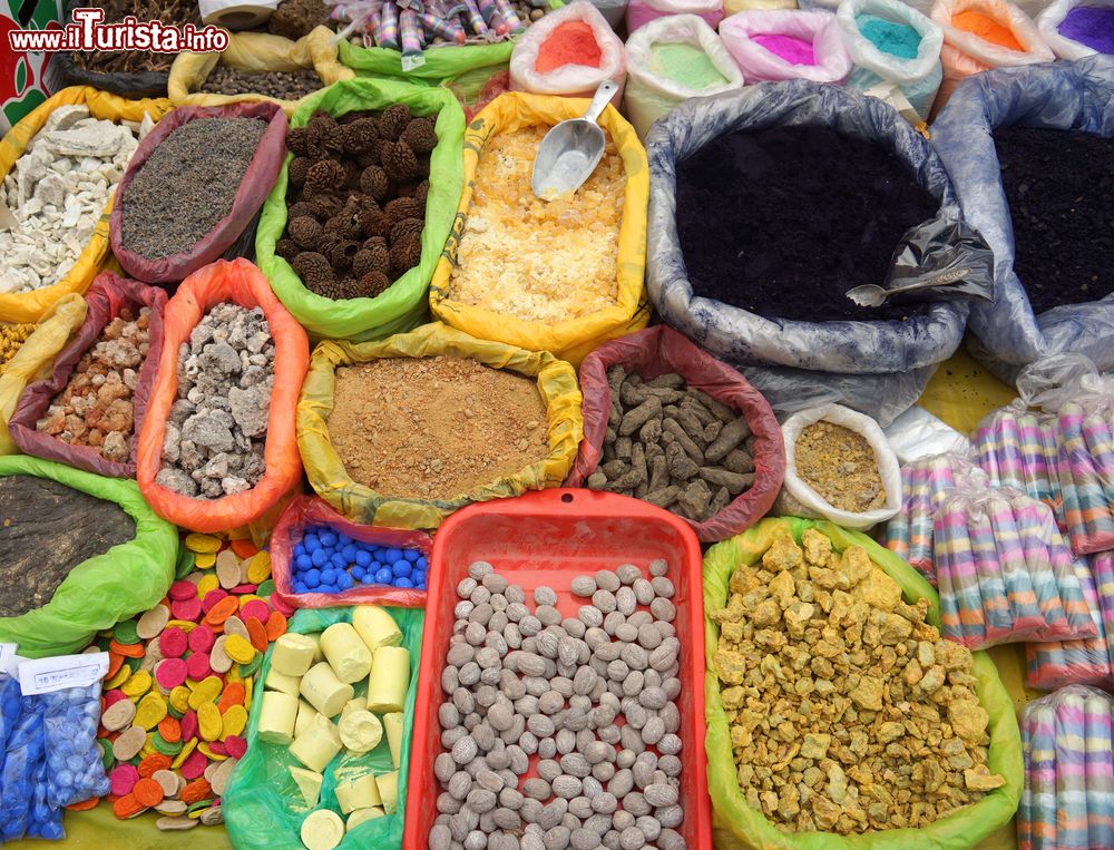 Immagine Erbe, pozioni e polveri in vendita in un mercato di strada a Pukara, nei pressi di Puno (Perù). Siamo a nord ovest del lago Titicaca.