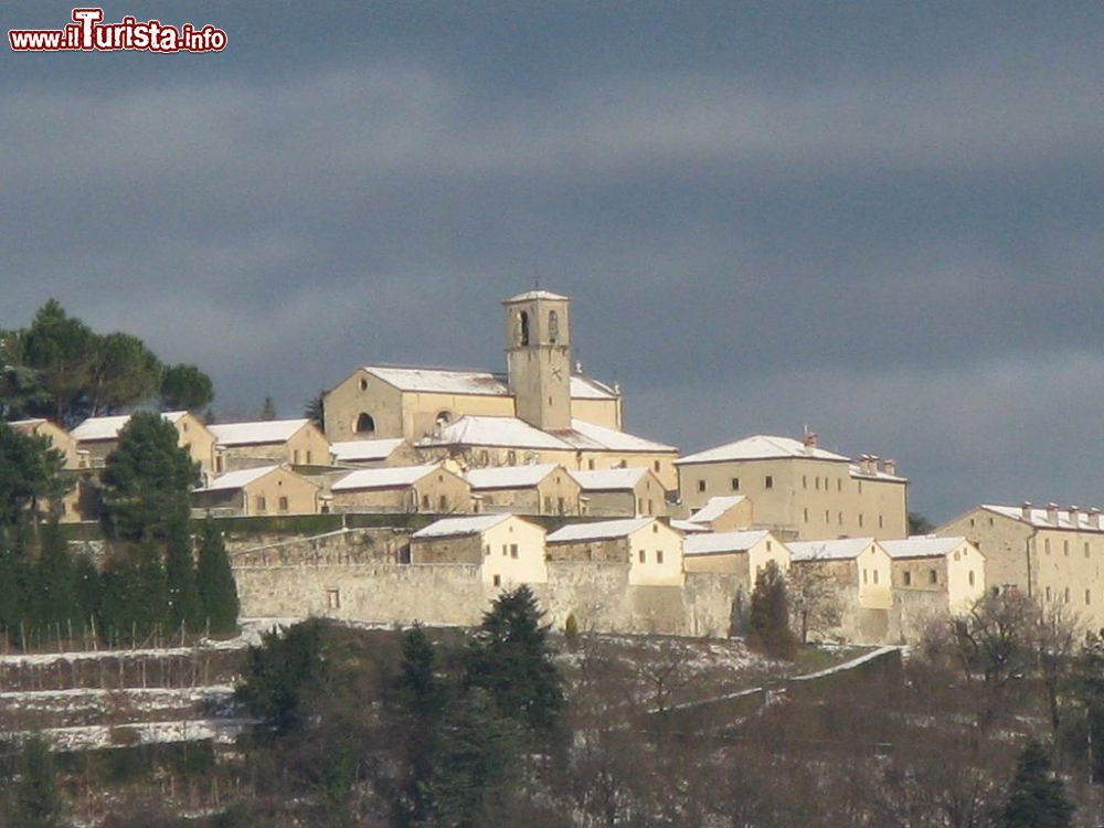 Immagine L'Eremo di Monte Rua sui Colli Euganei, vicino a Teolo, dopo una nevicata invernale - © GDelhey - CC BY-SA 3.0, Wikipedia