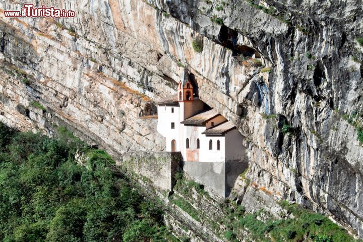Immagine L'eremo di San Colombano è un luogo eremitico ospitato nel comune di Trambileno, nei pressi di Rovereto in provincia di Trento. La leggenda narra che fu proprio il santo a raggiungere queste cavità naturali nella parete dell'orrido formato dal torrente Leno di Vallarsa per uccidere il drago che causava la morte dei bambini che venivano battezzati nelle acque del fiume sottostante. All'eremo, restaurato dalla provincia di Trento nel 1996, si giunge tramite una scala di 102 gradini scavati nella roccia; all'interno vi sono begli affreschi che ritraggono san Colombano intento a lottare con un drago, il Paradiso e una Madonna e santi. Questo luogo di culto conserva anche incisioni con invocazioni e ex voto datate fra il 1505 e il 1782 a testimonianza dei numerosi pellegrinaggi avvenuti al santuario - © Migel / Shutterstock.com
