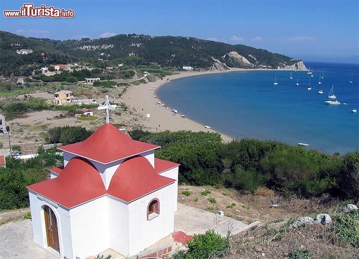 Immagine Il panorama della baia del porto di Erikoussa, fotografato nei pressi di una piccola chiesa ortodossa