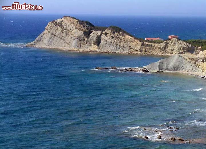 Immagine La scogliera della costa ovest di Erikoussa, la piccola isola a nord di Corfu. Da qui è possibile avvistare le coste italiane nelle giornate limpide