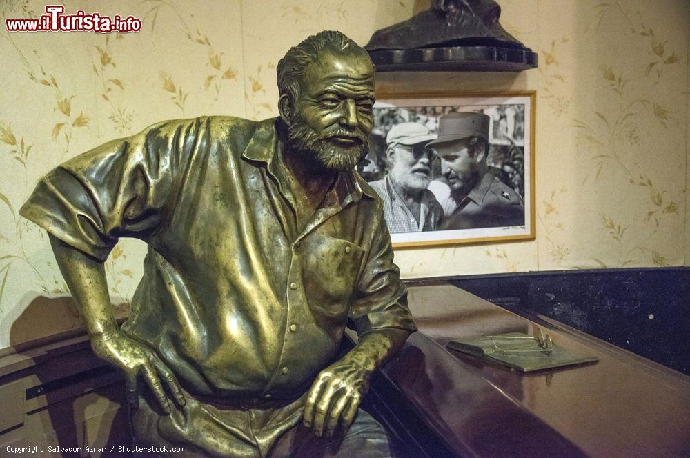 Immagine La statua di Ernest Hemingway nel bar El Floridita all'Avana (Cuba). Lo scrittore era solito ordinare un daiquiri, che fu inventato proprio qui - © Salvador Aznar / Shutterstock.com