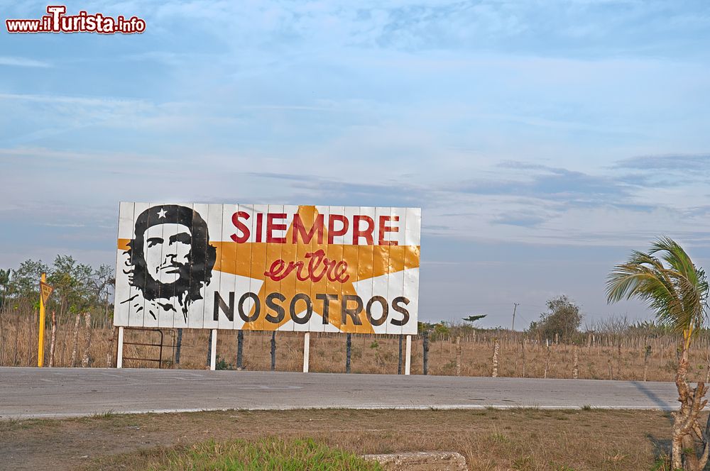 Immagine Ernesto Che Guevara compare spesso sui cartelloni sparsi per Cuba. Qui lo troviamoa Las Tunas.