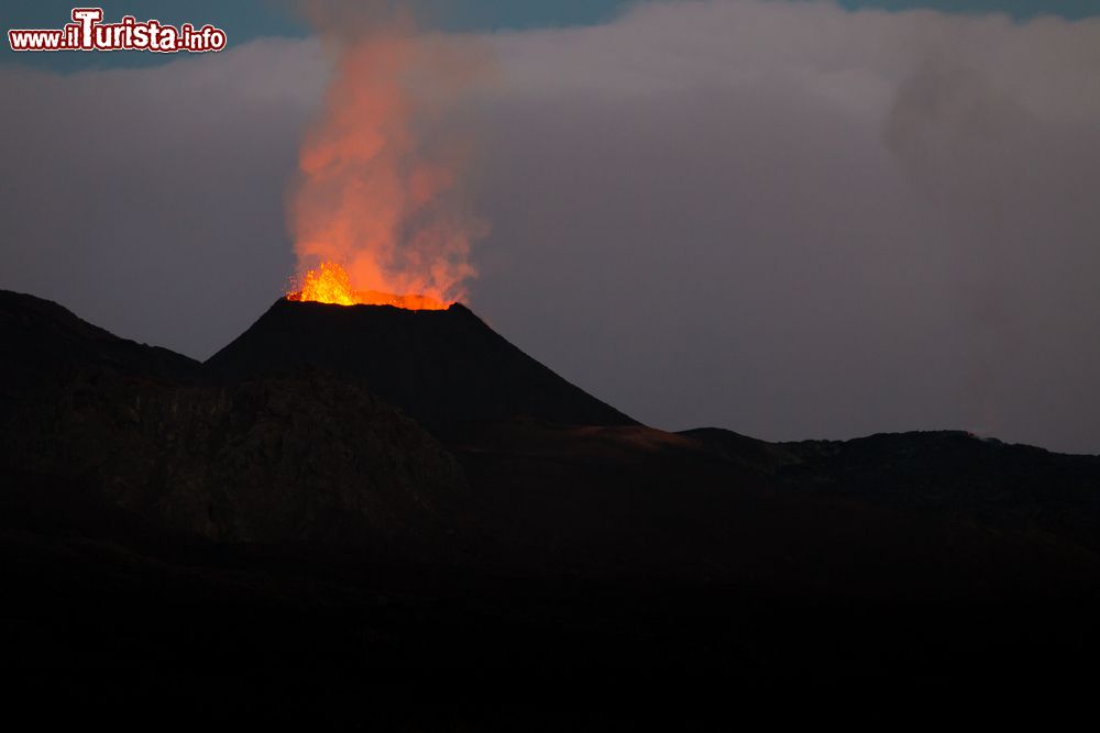 Immagine Un'immagine dell'eruzione del vulcano di Piton de la Fournaise sull'isola de La Réunion, Isole Mascarene. Di notte lo spettacolo a cui si può assistere è ancora più suggestivo.