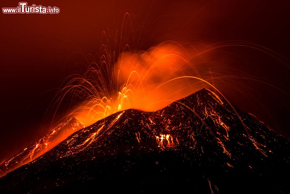 Immagine Eruzione notturna del vulcano Etna sopra a Nicolosi in Sicilia