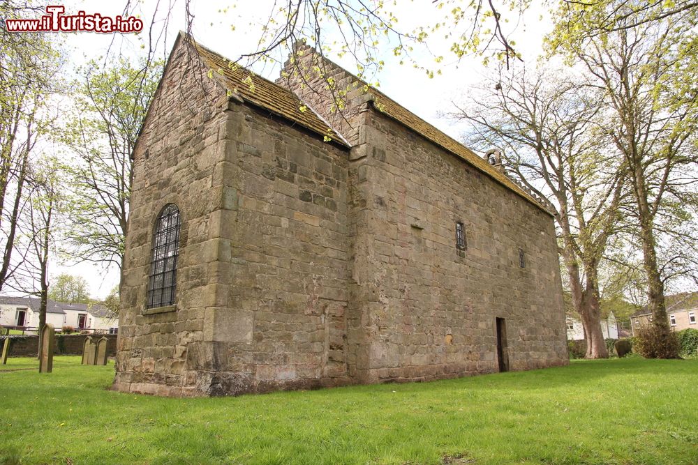 Immagine Escomb Church a Durham, Inghilterra. Le proporzioni della navata sono tipicamente anglosassoni: strette e alte. La chiesa è stata costruita con grandi pietre squadrate. 