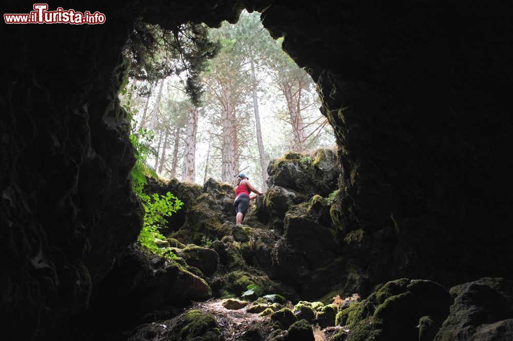 Immagine Escursione con i bambini a Pasquetta, La grotta delle Palombe, Etna (Sicilia).
