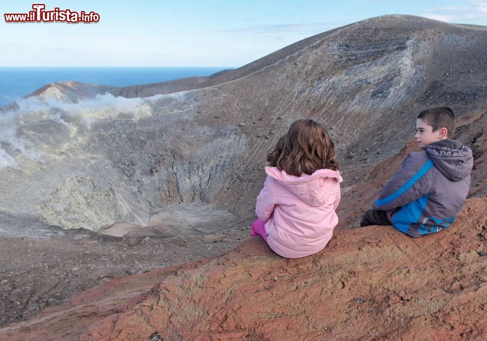 Immagine Escursione con i bambini sul Gran Cratere dell'Isola di Vulcano, Sicilia Orientale, Isole Eolie